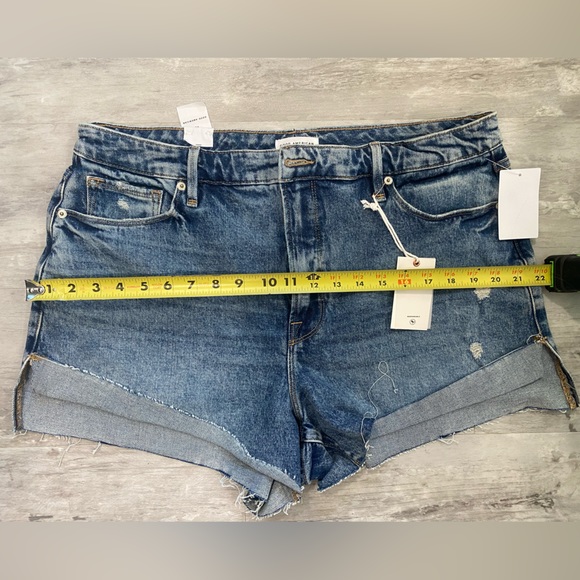 Two Pairs of Good American Denim Shorts NWT - Picture 8 of 12